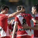 El centrocampista del Rayo Vallecano Raúl Baena (c) celebra con sus compañeros su gol ante el Córdoba.