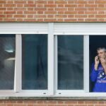 Juan Manuel Parra, el doctor que atendió a la auxiliar, habla por teléfono en la ventana de su habitación del hospital Carlos III