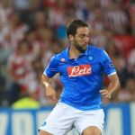 Higuaín (c) lucha el balón con Mikel Rico (i) y Ander Iturraspe
