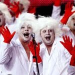 Varios componentes de la murga Triqui-Traques, durante la final del concurso de Murgas del Carnaval de Tenerife