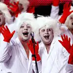 Varios componentes de la murga Triqui-Traques, durante la final del concurso de Murgas del Carnaval de Tenerife