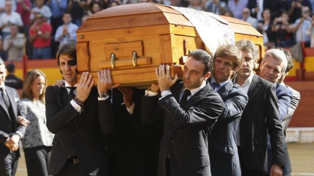 Ultima vuelta al ruedo a la plaza de toros de Alicante del torero alicantino José María Manzanares portado a hombros por sus compañeros de profesión: Ponce, Juli ,Hermoso de Mendoza, Pepín Liria, Javier Conde, Espartaco y Abellán.