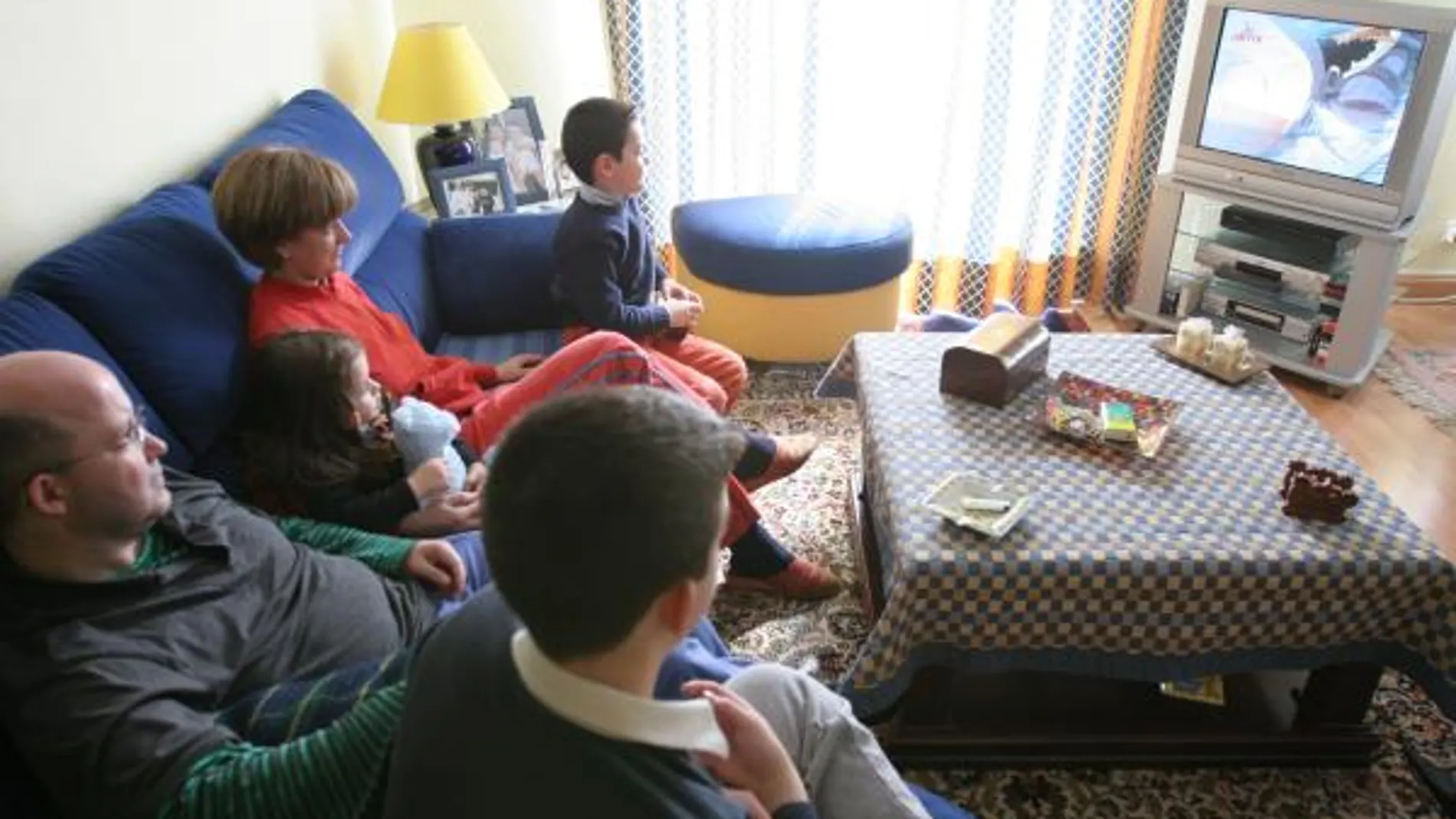 Una familia ve la televisión en su hogar. Fuente: La Razón