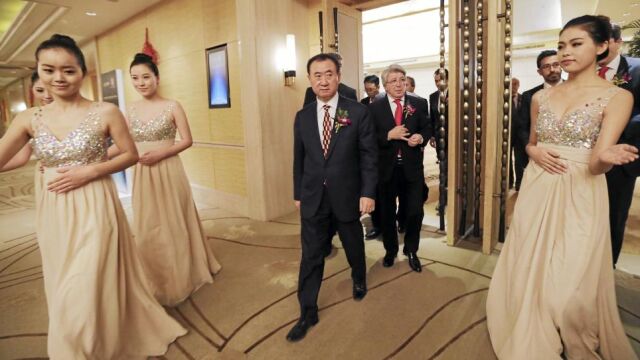Wang Jianlin y Enrique Cerezo, antes de firmar la venta del 20% de las acciones del Atlético