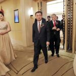 Wang Jianlin y Enrique Cerezo, antes de firmar la venta del 20% de las acciones del Atlético