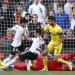 El delantero del Valencia Paco Alcácer (2d) intenta superar al portero del Villarreal Sergio Asenjo