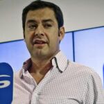 El presidente del PP andaluz, Juanma Moreno, durante su intervención en la clausura de la convención municipal del PP de Huelva celebrada hoy en Islantilla (Huelva).