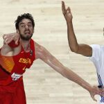 Gasol pelea un balón con Rudy Gober