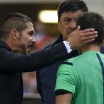 Momento en que el técnico argentino golpea al cuarto árbitro en el partido de vuelta de la Supercopa