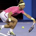 Rafael Nadal se agacha para devolver una bola al israelí Dudi Sela