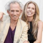 Keith y Theodora Richards, quien ha ilustrado el libro, en una imagen reciente