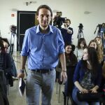 El secretario general de Podemos, Pablo Iglesias, a su llegada a la rueda de prensa que ha ofrecido hoy en el Circulo de Bellas Artes