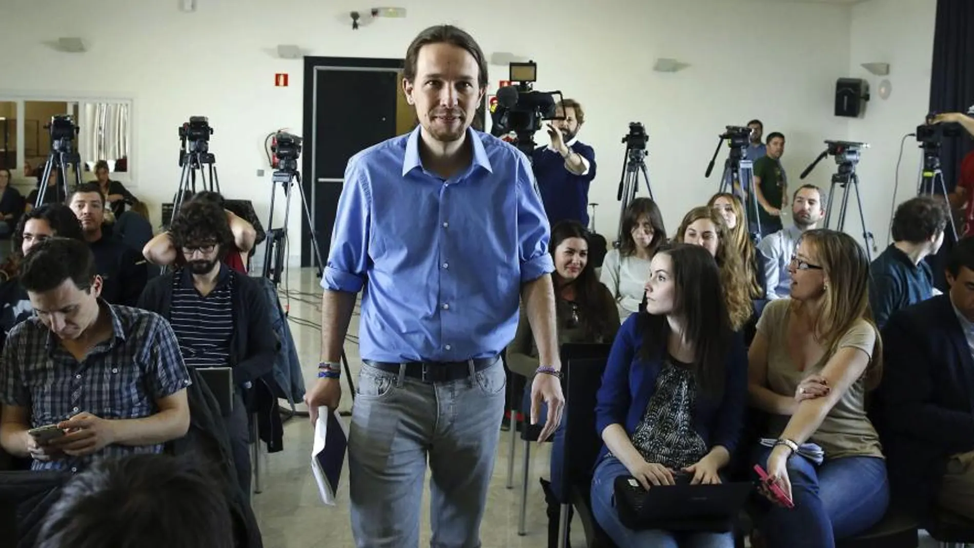 El secretario general de Podemos, Pablo Iglesias, a su llegada a la rueda de prensa que ha ofrecido hoy en el Circulo de Bellas Artes