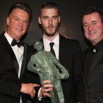 Van Gaal y el aficionado Stephen Cross entregaron el premio Sir Matt Busby a De Gea