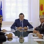 El presidente del Gobierno Mariano Rajoy (c), junto a los secretarios generales de UGT y CC OO, Cándido Méndez e Ignacio Fernández Toxo.