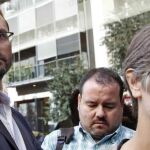Joan Herrera (i), Joan Mena (c) y Dolors Camats (d) a la salida de la reunión que han mantenido hoy en Barcelona con representantes de ERC.