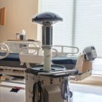 Imagen del robot Little Moe, de la empresa Xenex, que desinfecta las habitaciones en los hospitales estadounidenses.