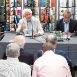 El periodista Víctor Mut junto a José María Arquimbua en el acto