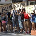 Alumnos protestan en las puertas de un instituto en Valencia.