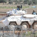 Un vehículo blindado español patrulla los alrededores de la base "Miguel de Cervantes"(16/11/2006)
