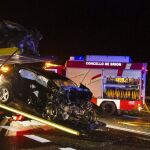 La grúa retira uno de los vehículos implicados en el accidente de tráfico.