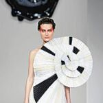 La papiroflexia tradicional japonesa inspira a Viktor & Rolf para crear volúmenes descomunales. Terrible
