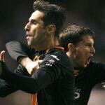 El delantero brasileño del Valencia Jonas Gonçalves (i) celebra con algunos compañeros el gol que ha marcado al Deportivo de la Coruña