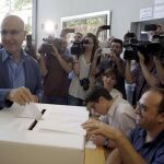 El lider de Uniò, Josep Antoni Duran Lleida, deposita su voto.