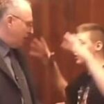 Imagen del acoso de un alumno a un profesor
