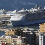 Vista del crucero más grande del mundo, el 'Allure of the Seas' de Royal Caribbean, con capacidad para más de 6.300 pasajeros, tras llegar al puerto de Málaga, el primero en su escala en Europa procedente del Caribe.