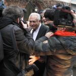 El ex director del FMI, Dominique Strauss-Kahn, rodeado de fotógrafos, a la salida de su hotel en Lille