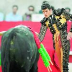 Daniel Luque, triunfador de la tarde, da un derechazo a uno de sus oponentes