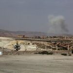 El humo de un misil se eleva sobre la ciudad de Palmira