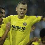 Los jugadores del Villareal celebran su gol.