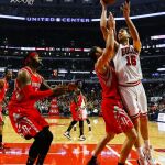 Pau Gasol, en acción ante Motiejunas y James Harden de los Houston Rockets.
