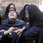 DOLOR. Familiares de los cristianos coptos asesinados lloran su muerte en Mynya, al sur de El Cairo