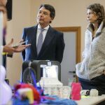 El presidente regional, Ignacio González acompañado por la consejera de Educación, Juventud y Deporte, Lucía Figar, durante la visita al Centro Regional de Innovación y Formación (CRIF) las Acacias