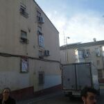 Imagen de uno de los edificios con pancartas.