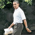 Obama sale de la Casa Blanca, ayer, para festejar el Día del Padre