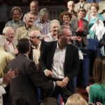 El candidato a la Presidencia de la Generalitat por el PPCV, Alberto Fabra (c), a su llegada al acto electoral de cierre de campaña