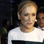 La delegada del Gobierno en Madrid Cristina Cifuentes a su llegada ayer a la capilla ardiente de Isidoro Álvarez