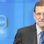 El presidente del Gobierno y del PP, Mariano Rajoy, al inicio de una reunión extraordinaria del Comité Ejecutivo Nacional del partido