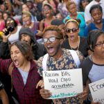 Baltimore, tomado por 3.000 policías y bajo toque de queda, vive una tensa calma en la que se repiten las marchas contra la violencia racista de la Policía.
