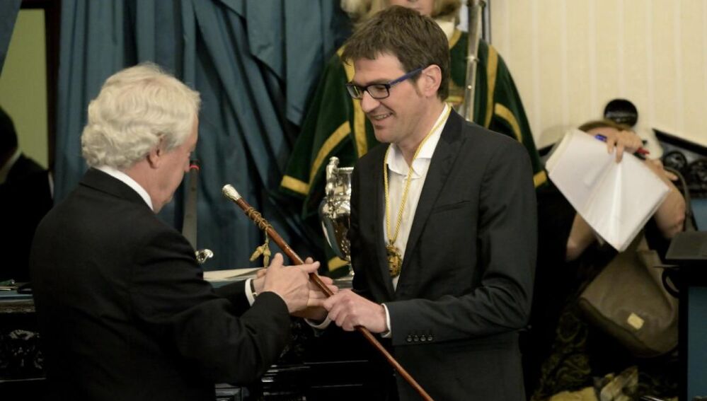 Gorka Urtaran (d), del PNV recibe el bastón de mando como alcalde de Vitoria con el apoyo de su formación, EH Bildu, Sumando-Hemen Gaude -la marca de Podemos en la ciudad-, e Irabazi.