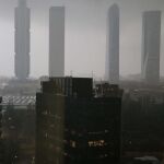 Vista general de Madrid, bajo la espectacular tormenta que ha caído a media mañana
