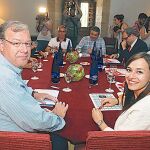 A la izquierda, el «popular» Antonio Silván y Gemma Villarroel, de Ciudadanos, antes de reunirse ayer en León