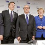 El anfitrión de la cumbre, Renzi (segundo a la izda.), junto a Schulz, Hollande, Merkel y Barroso