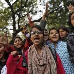 Jóvenes indias se manifiestan contra la inacción del Gobierno ante las violaciones, en una imagen de archivo