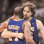Pau Gasol y Kobe Bryant celebran la victoria en el sexto partido ante los Nuggets de Denver