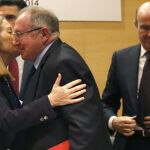 La ministra de Fomento, Ana Pastor, felicita al nuevo presidente de la la Cámara de Comercio de España, José Luis Bonet en presencia del ministro de Economía, Luis de Guindos y el ministro de Industria, José Manuel Soria.